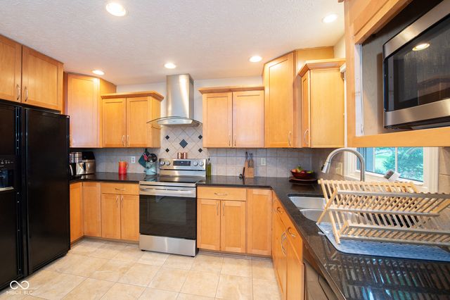 610 Danbury Drive, Zionsville, IN 46077