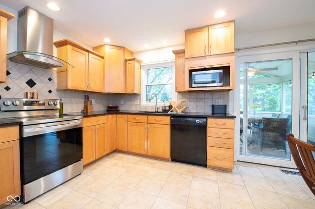 610 Danbury Drive, Zionsville, IN 46077