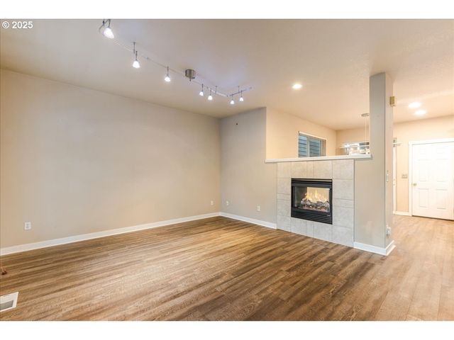 521 Ne SUTTLE Rd, Portland, OR 97211