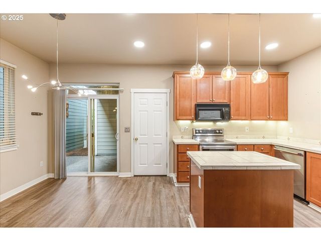 521 Ne SUTTLE Rd, Portland, OR 97211