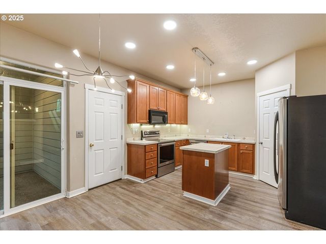 521 Ne SUTTLE Rd, Portland, OR 97211