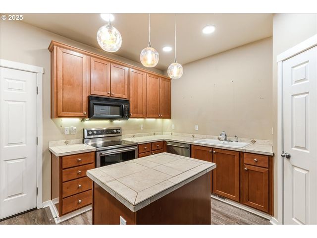 521 Ne SUTTLE Rd, Portland, OR 97211