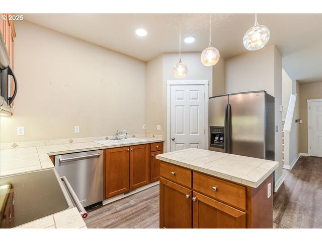 521 Ne SUTTLE Rd, Portland, OR 97211