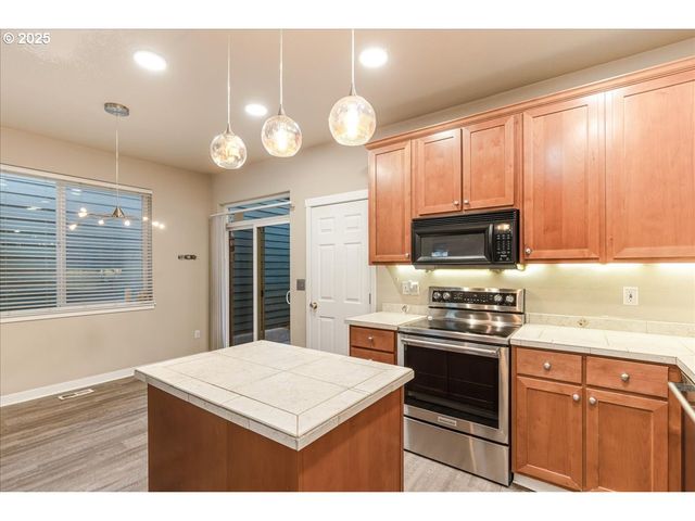 521 Ne SUTTLE Rd, Portland, OR 97211