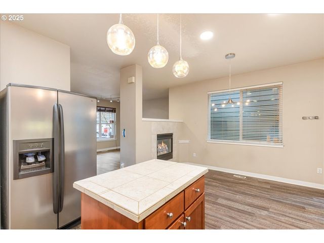 521 Ne SUTTLE Rd, Portland, OR 97211