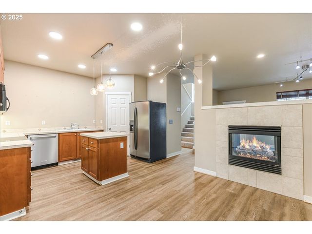 521 Ne SUTTLE Rd, Portland, OR 97211