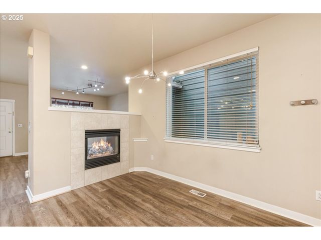 521 Ne SUTTLE Rd, Portland, OR 97211