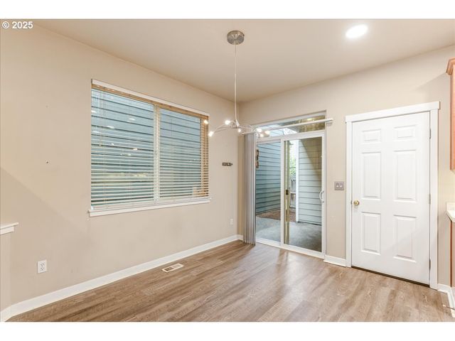 521 Ne SUTTLE Rd, Portland, OR 97211