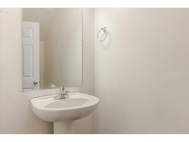 521 Ne SUTTLE Rd, Portland, OR 97211