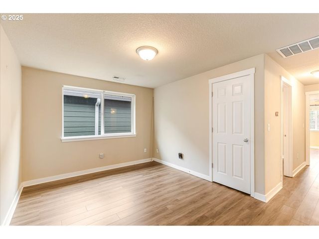 521 Ne SUTTLE Rd, Portland, OR 97211