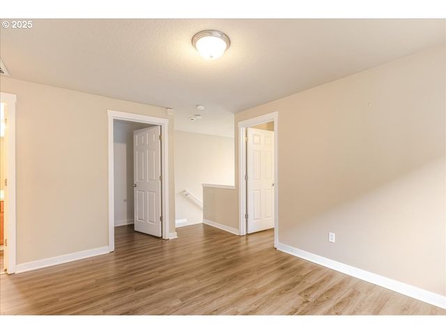 521 Ne SUTTLE Rd, Portland, OR 97211