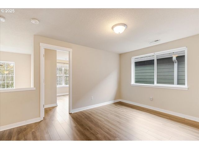 521 Ne SUTTLE Rd, Portland, OR 97211