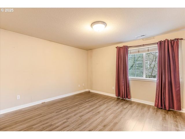 521 Ne SUTTLE Rd, Portland, OR 97211