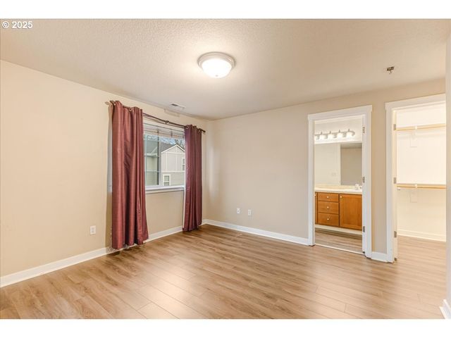 521 Ne SUTTLE Rd, Portland, OR 97211