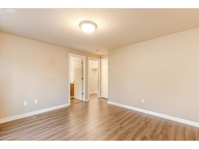 521 Ne SUTTLE Rd, Portland, OR 97211