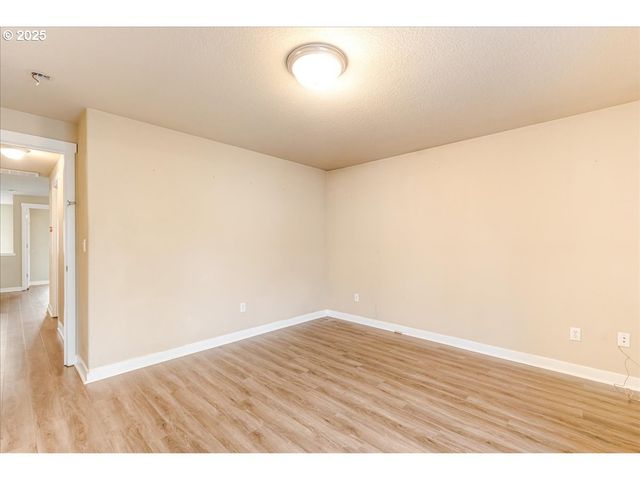 521 Ne SUTTLE Rd, Portland, OR 97211