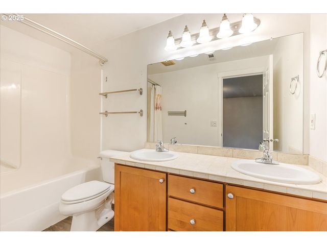 521 Ne SUTTLE Rd, Portland, OR 97211