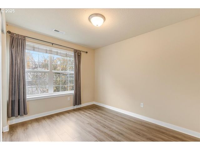 521 Ne SUTTLE Rd, Portland, OR 97211