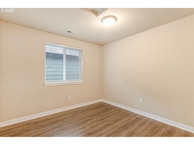 521 Ne SUTTLE Rd, Portland, OR 97211