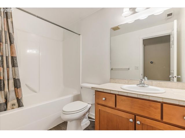 521 Ne SUTTLE Rd, Portland, OR 97211