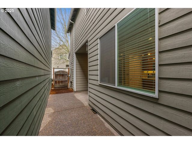 521 Ne SUTTLE Rd, Portland, OR 97211