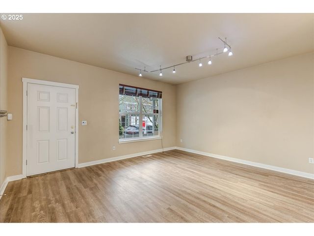 521 Ne SUTTLE Rd, Portland, OR 97211