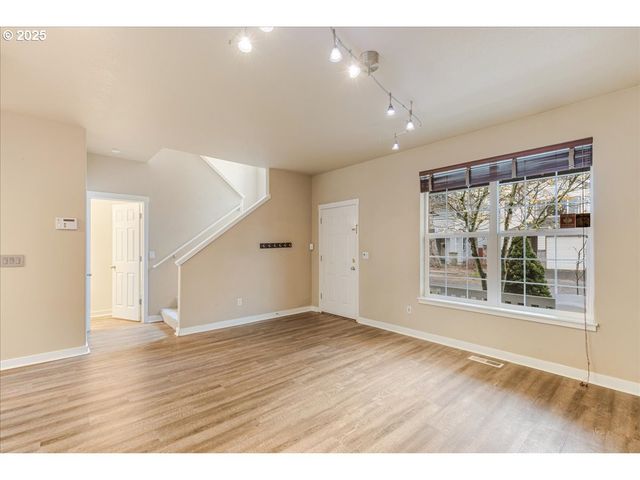 521 Ne SUTTLE Rd, Portland, OR 97211