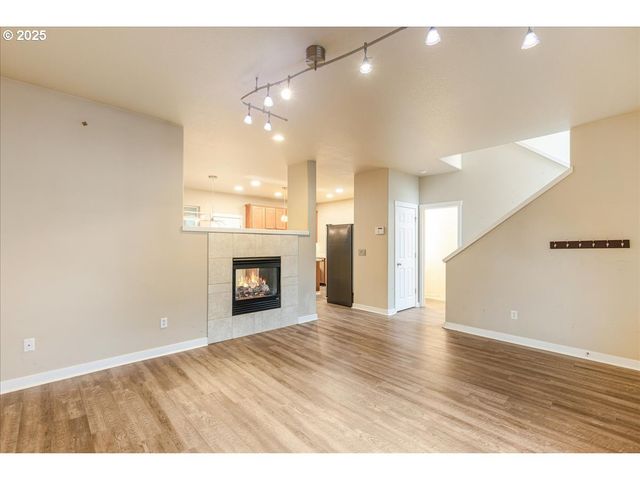 521 Ne SUTTLE Rd, Portland, OR 97211