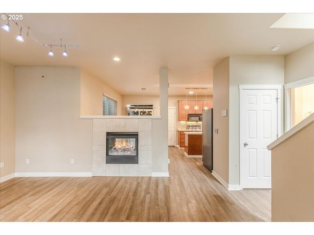 521 Ne SUTTLE Rd, Portland, OR 97211