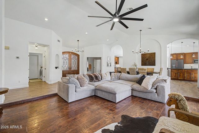 2142 E DESOTO Way, Gilbert, AZ 85234