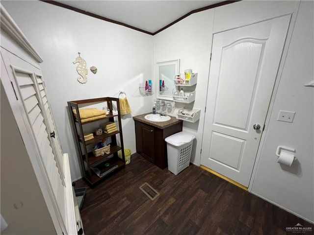 301 E Oscar Gonzalez Avenue, Elsa, TX 78543