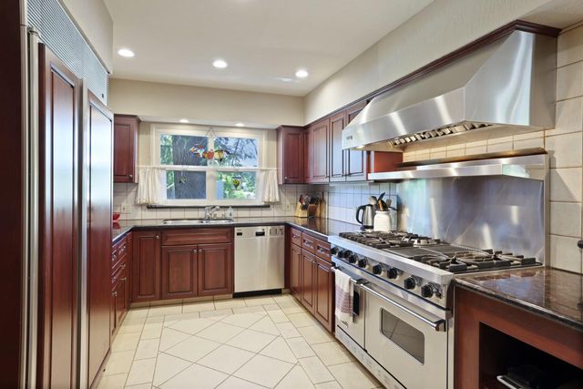 949 S Country Club Blvd, Stockton, CA 95204