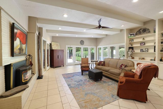 949 S Country Club Blvd, Stockton, CA 95204