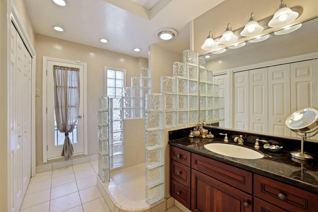 949 S Country Club Blvd, Stockton, CA 95204