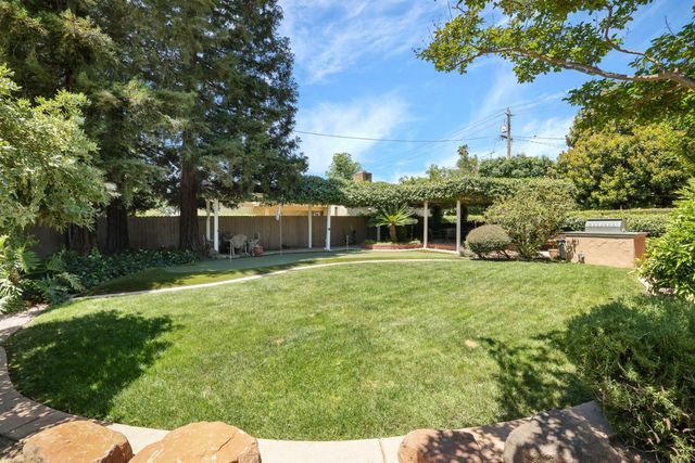 949 S Country Club Blvd, Stockton, CA 95204