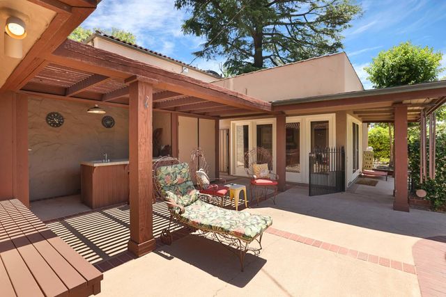 949 S Country Club Blvd, Stockton, CA 95204