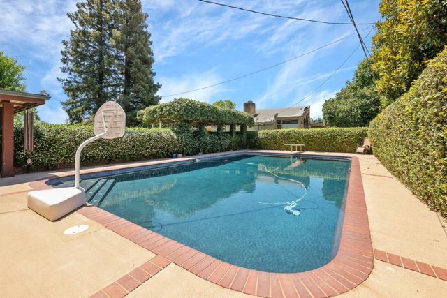 949 S Country Club Blvd, Stockton, CA 95204