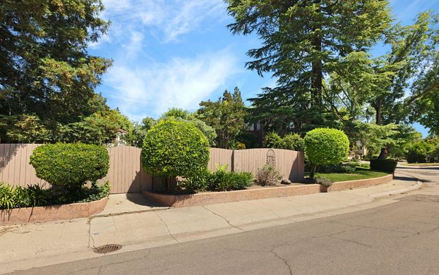 949 S Country Club Blvd, Stockton, CA 95204