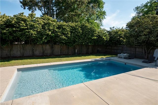 1516 Holmes CT, Virginia Beach, VA 23456