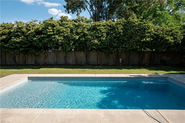 1516 Holmes CT, Virginia Beach, VA 23456