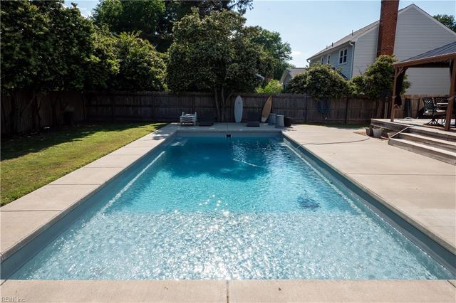 1516 Holmes CT, Virginia Beach, VA 23456
