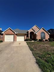 2806 Hammond Drive, Grand Prairie, TX 75052