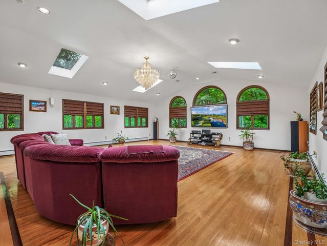 4 Lochness Lane, New City, NY 10956