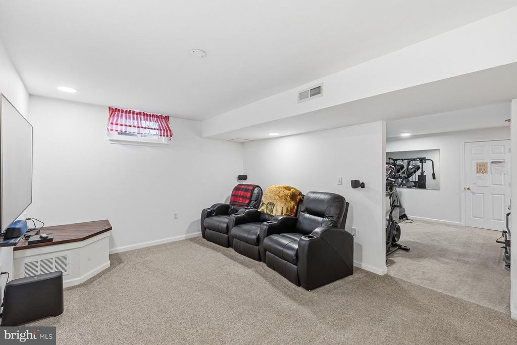 Image 33 of property listing at 6341 TWIN PONDS LN, Mount Airy, MD 21771
