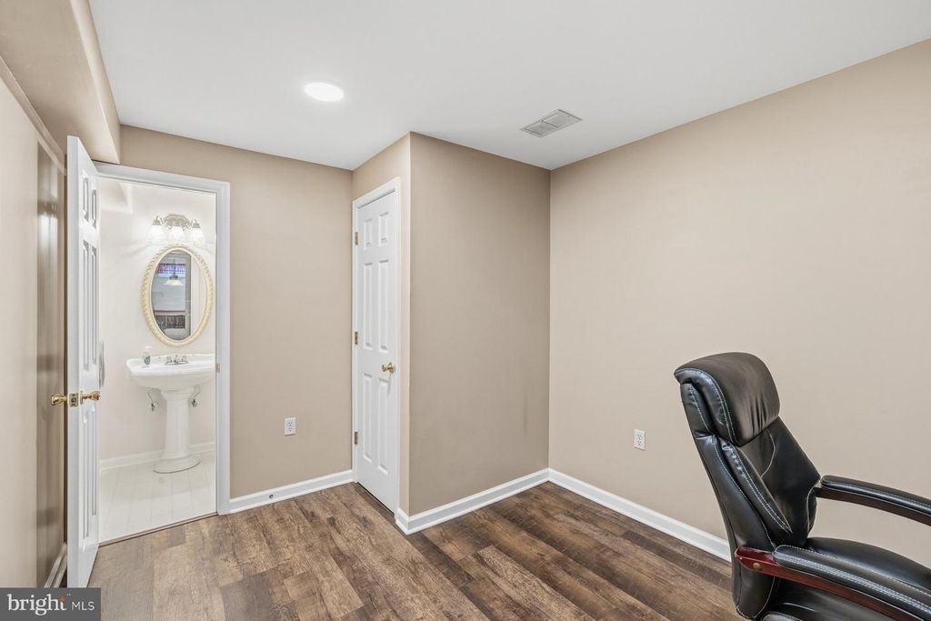 Image 35 of property listing at 6341 TWIN PONDS LN, Mount Airy, MD 21771