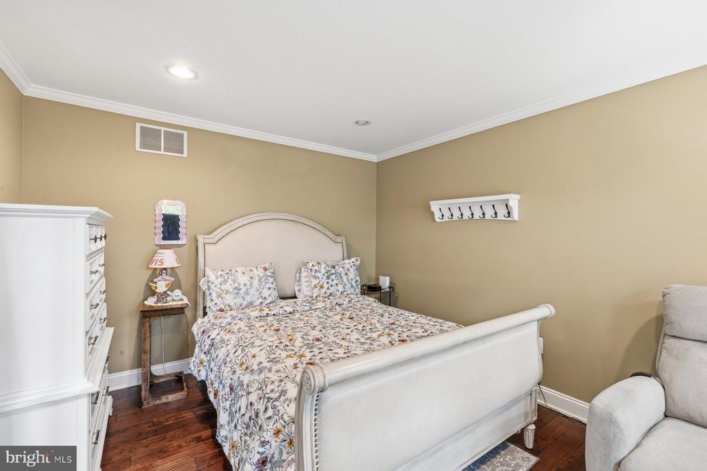 Image 7 of property listing at 6341 TWIN PONDS LN, Mount Airy, MD 21771