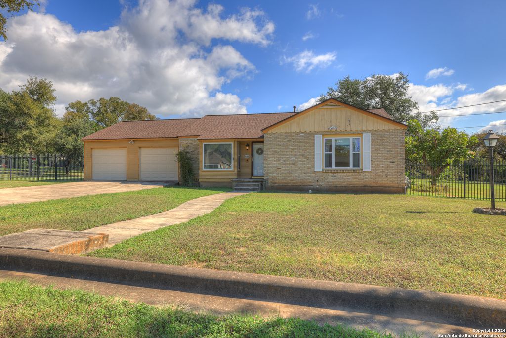 800 N Bishop, San Marcos, TX 78666