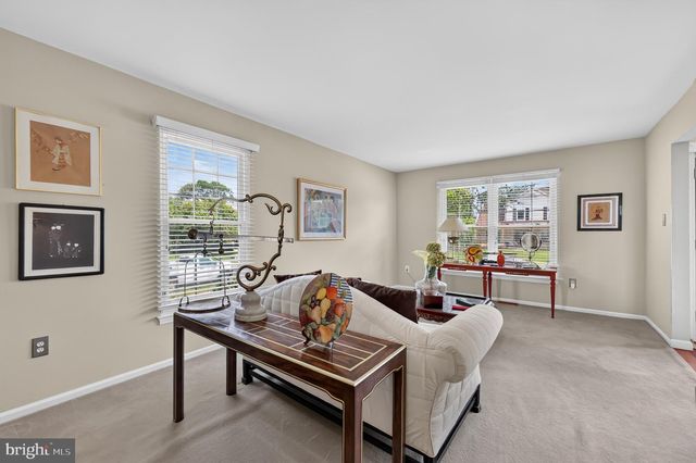 2 DOMINION DR, Marlton, NJ 08053