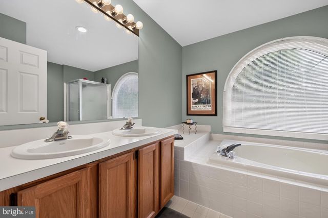 2 DOMINION DR, Marlton, NJ 08053
