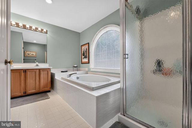 2 DOMINION DR, Marlton, NJ 08053